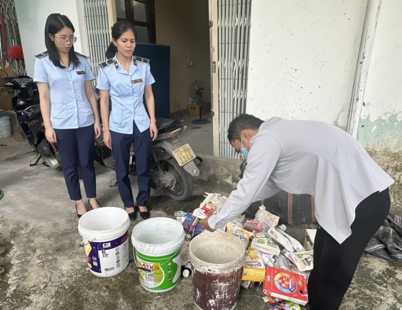 Đội QLTT số 7 giám sát tiêu hủy hàng hóa vi phạm Đội QLTT số 7 giám sát tiêu hủy hàng hóa vi phạm