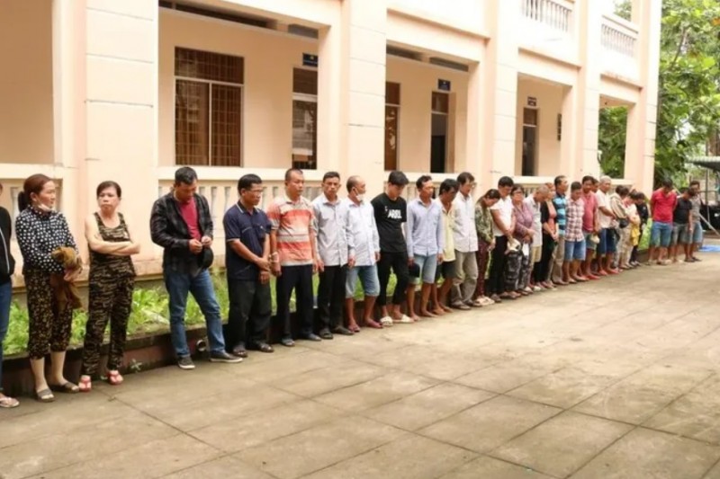 29 người bị bắt quả tang lắc tài xỉu trong quán cà phê 29 người bị bắt quả tang lắc tài xỉu trong quán cà phê