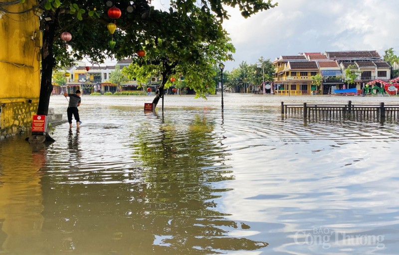 Phố cổ Hội An ngập nặng, người dân di chuyển bằng thuyền