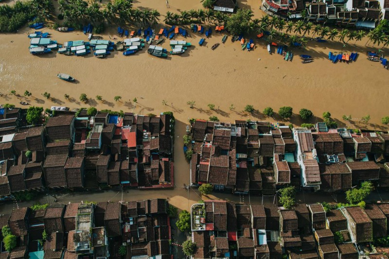 Phố cổ Hội An ngập nặng, người dân di chuyển bằng thuyền