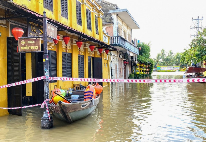 Phố cổ Hội An ngập nặng, người dân di chuyển bằng thuyền