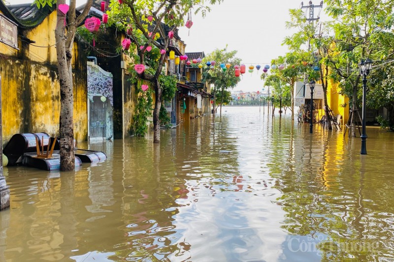 Phố cổ Hội An ngập nặng, người dân di chuyển bằng thuyền