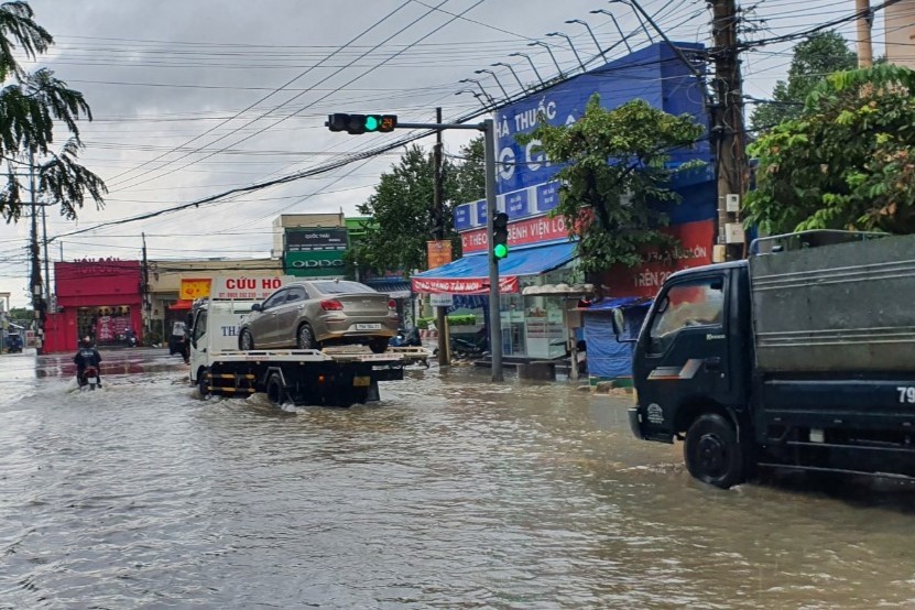 Nhiều nơi ở Khánh Hòa ngập sâu do mưa lớn Nhiều nơi ở Khánh Hòa ngập sâu do mưa lớn