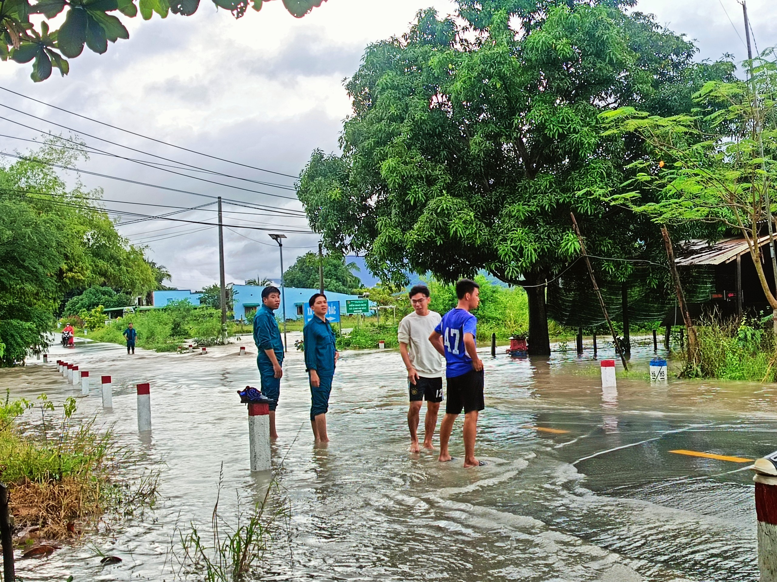 Nhiều nơi ở Khánh Hòa ngập sâu do mưa lớn Nhiều nơi ở Khánh Hòa ngập sâu do mưa lớn