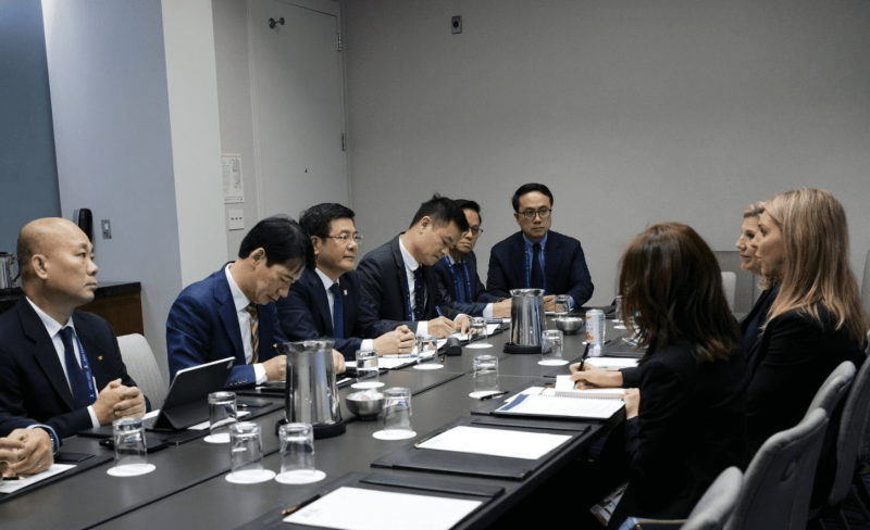 Bộ trưởng Công Thương Nguyễn Hồng Diên tiếp Phó Chủ tịch Tập đoàn bán lẻ Walmart