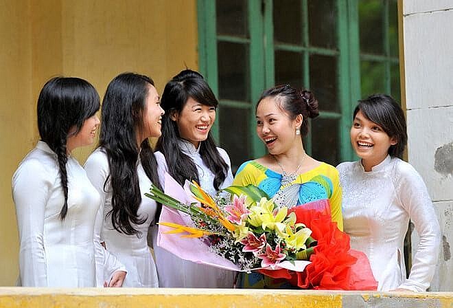 Thăm lại thầy cô, trường cũ ngày 20/11 là món quà tinh thần bất ngờ. Ảnh minh họa