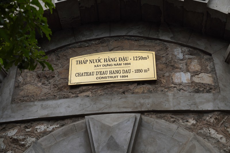 Tháp nước Hàng Đậu đã trải qua hơn một trăm năm thăng trầm, lặng lẽ chứng kiến sự phát triển của Thủ Đô