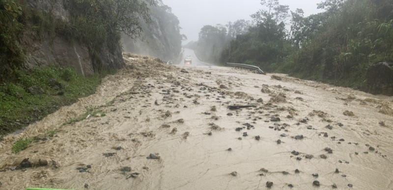 Sạt lở đèo Khánh Lê trưa 16/11. Ảnh: Minh Toàn Sạt lở đèo Khánh Lê trưa 16/11. Ảnh: Minh Toàn