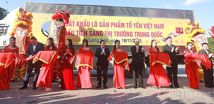 Lô tổ yến đầu tiên chính thức xuất khẩu sang thị trường Trung Quốc Lô tổ yến đầu tiên chính thức xuất khẩu sang thị trường Trung Quốc