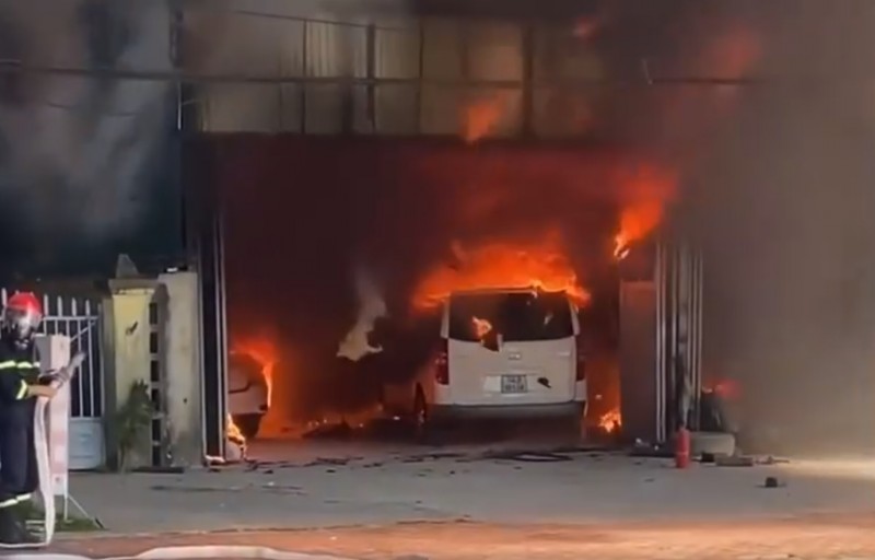 Nhiều ô tô chưa kịp di chuyển bị bén lửa bốc cháy Nhiều ô tô chưa kịp di chuyển bị bén lửa bốc cháy