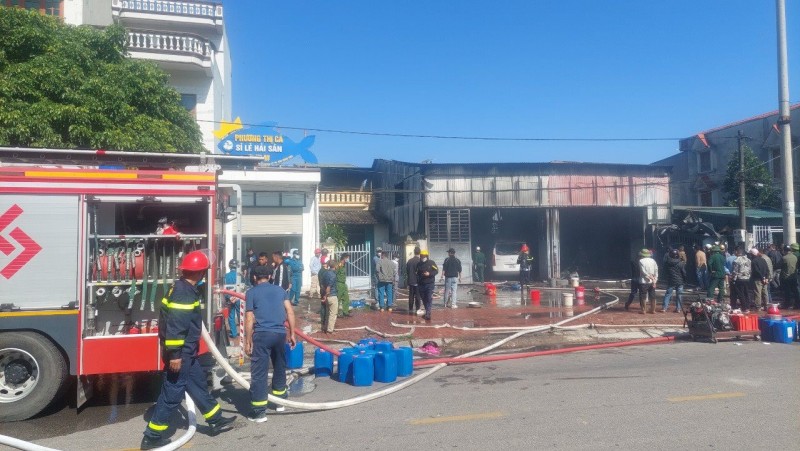 Sau gần 1 giờ, đám cháy đã được khống chế hoàn toàn. Sau gần 1 giờ, đám cháy đã được khống chế hoàn toàn.