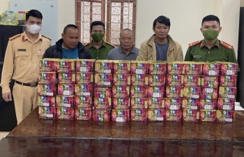 Nghệ An: Bắt giữ 3 đối tượng tàng trữ trái phép 80kg pháo nổ