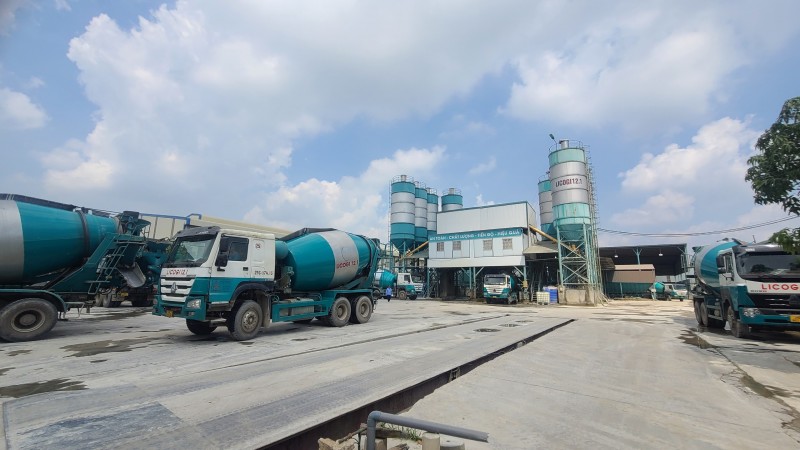trạm trộn bê tông thương phẩm hoạt động tấp nập ngày đêm. Ảnh BĐCC trạm trộn bê tông thương phẩm hoạt động tấp nập ngày đêm. Ảnh BĐCC