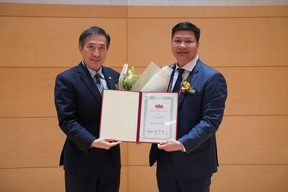 Ông Cao Đình Huy (phải), Chủ tịch UBND TP Tuy Hòa (Phú Yên), nhận giải thưởng