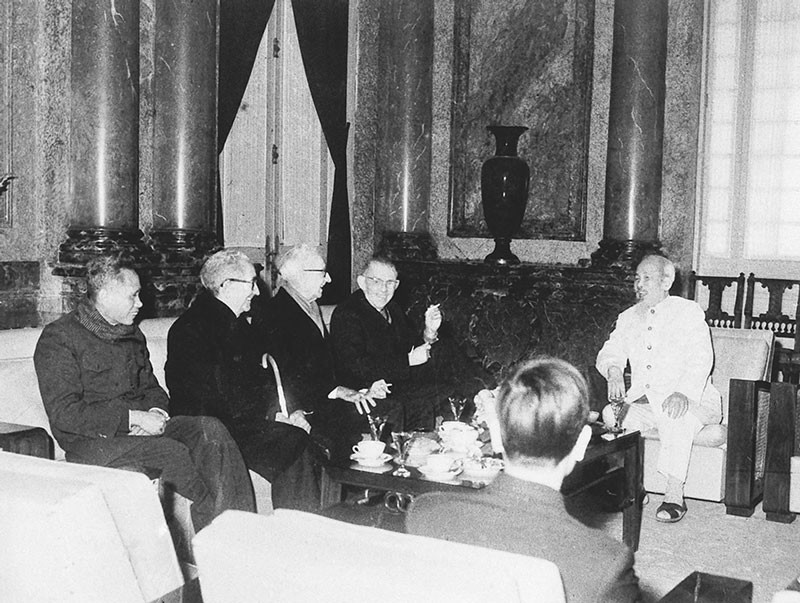 Chủ tịch Hồ Chí Minh tiếp nhân sĩ trí thức Mỹ phản đối chiến tranh ở Việt Nam (17-1-1967). Ảnh: hochiminh.vn Chủ tịch Hồ Chí Minh tiếp nhân sĩ trí thức Mỹ phản đối chiến tranh ở Việt Nam (17-1-1967). Ảnh: hochiminh.vn