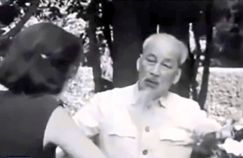 Chủ tịch Hồ Chí Minh trả lời phỏng vấn nhà báo Pháp năm 1964. Ảnh tư liệu Chủ tịch Hồ Chí Minh trả lời phỏng vấn nhà báo Pháp năm 1964. Ảnh tư liệu