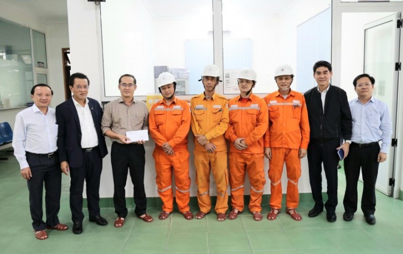 Thừa Thiên Huế: Khẩn trưởng cấp điện trở lại cho khách hàng sau mưa lũ Thừa Thiên Huế: Đã cấp điện trở lại cho 100% phụ tải khách hàng sau lũ lịch sử