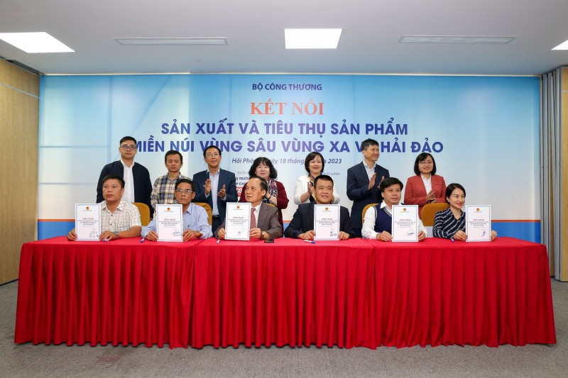 Lễ ký kết thỏa thuận kết nối sản xuất và tiêu thụ sản phẩm miền núi, vùng sâu, vùng xa và hải đảo. Ảnh BTC Lễ ký kết thỏa thuận kết nối sản xuất và tiêu thụ sản phẩm miền núi, vùng sâu, vùng xa và hải đảo. Ảnh BTC