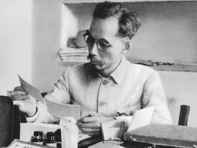 Chủ tịch Hồ Chí Minh làm việc tại Bắc Bộ Phủ năm 1946 - Ảnh tư liệu: hochiminh.vn.  