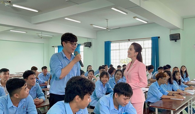 Điểm danh những hoa hậu, hotgirl làm giảng viên với thành tích “khủng” Điểm danh những hoa hậu, hotgirl làm giảng viên với thành tích “khủng”