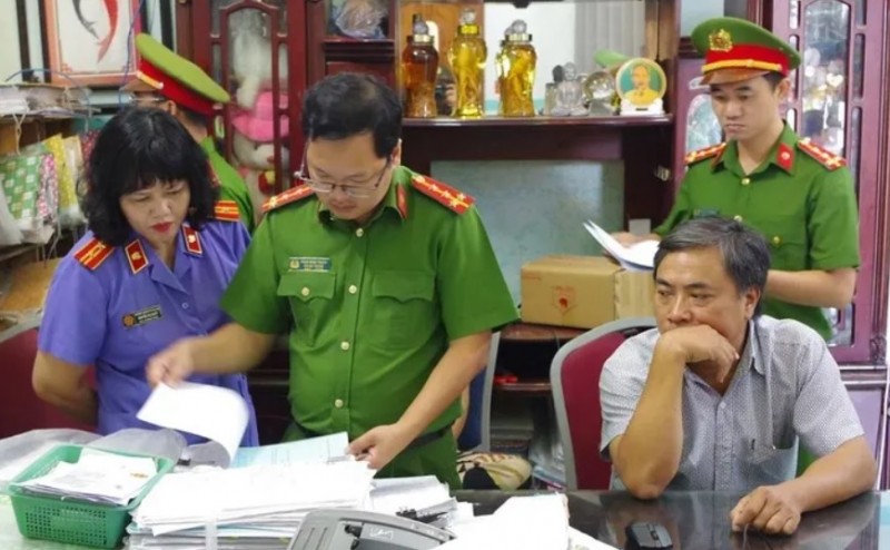 Khám xét trụ sở công ty, lực lượng chức năng Khám xét trụ sở công ty, lực lượng chức năng