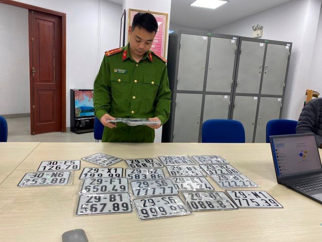 Lực lượng chức năng thu giữ hàng loạt biển số xe giả. Lực lượng chức năng thu giữ hàng loạt biển số xe giả.