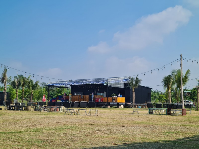 Bên trong khu Đảo Dừa còn được xây dựng nhà tạm làm quầy bán nước và phòng nghỉ