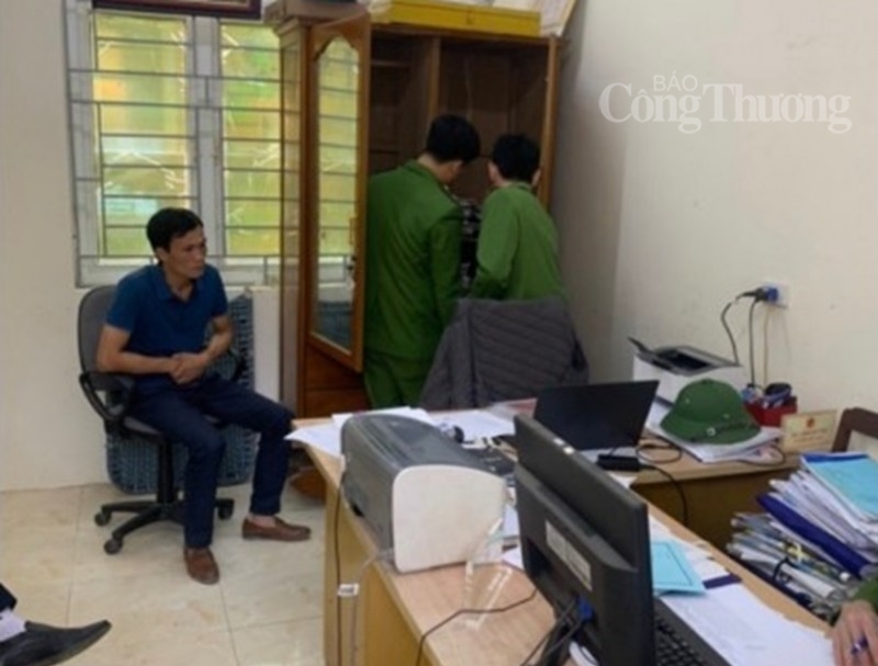 Thanh Hóa: Bắt tạm giam cán bộ địa chính xã nhận tiền “lót tay” làm sổ đỏ Thanh Hóa: Bắt tạm giam cán bộ địa chính xã nhận tiền “lót tay” làm sổ đỏ