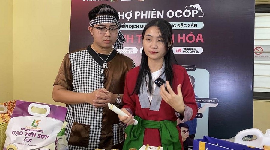 Các nhà sáng tạo nội dung đang thực hiện phiên livestream Chợ phiên OCOP Các nhà sáng tạo nội dung đang thực hiện phiên livestream Chợ phiên OCOP