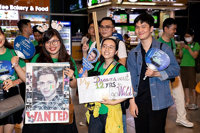 Người hâm mộ chào đón nhóm nhạc Westlife trở lại Việt Nam Người hâm mộ chào đón nhóm nhạc Westlife trở lại Việt Nam