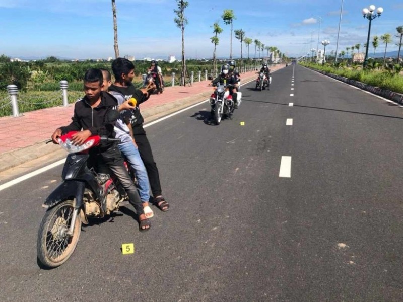 dựng lại hiện trường nhóm thanh niên dùng ná bắn lực lượng Công an. (Ảnh: Công an TP Kon Tum) dựng lại hiện trường nhóm thanh niên dùng ná bắn lực lượng Công an. (Ảnh: Công an TP Kon Tum)