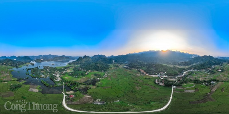 Du khách có thể thỏa thích ngắm nhìn biển nước mênh mông, những đảo cây ngút ngàn soi bóng xuống mặt hồ xanh ngắt Du khách có thể thỏa thích ngắm nhìn biển nước mênh mông, những đảo cây ngút ngàn soi bóng xuống mặt hồ xanh ngắt