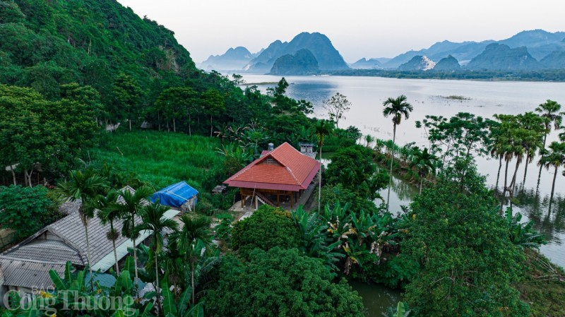 Dưới chân những dãi núi thuộc thôn Làng Ven là những ngôi nhà sàn của người Tày Dưới chân những dãi núi thuộc thôn Làng Ven là những ngôi nhà sàn của người Tày