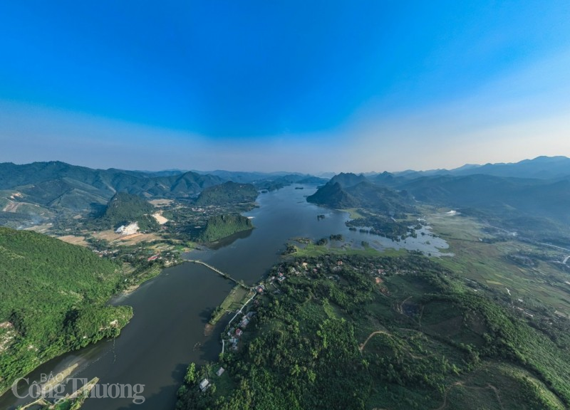 Xã Minh Tiến được ngăn cách bởi lòng hồ thủy điện Thác Bà tạo thành Minh Tiến 1 và Minh Tiến 2 Xã Minh Tiến được ngăn cách bởi lòng hồ thủy điện Thác Bà tạo thành Minh Tiến 1 và Minh Tiến 2