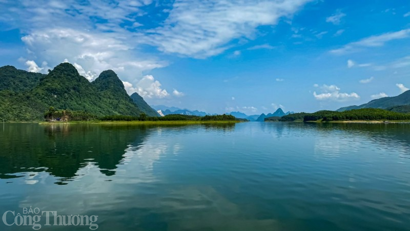 Nếu ghé thăm hồ Thác Bà vào mùa nước nổi sẽ không khỏi ngỡ ngàng và lưu luyến Nếu ghé thăm hồ Thác Bà vào mùa nước nổi sẽ không khỏi ngỡ ngàng và lưu luyến