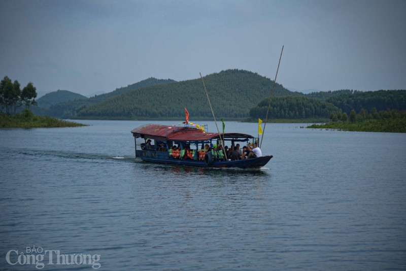 Người dân có thể đi tàu thủy từ các xã An Phú, Minh Tiến để xuôi về thành phố Yên Bái Người dân có thể đi tàu thủy từ các xã An Phú, Minh Tiến để xuôi về thành phố Yên Bái