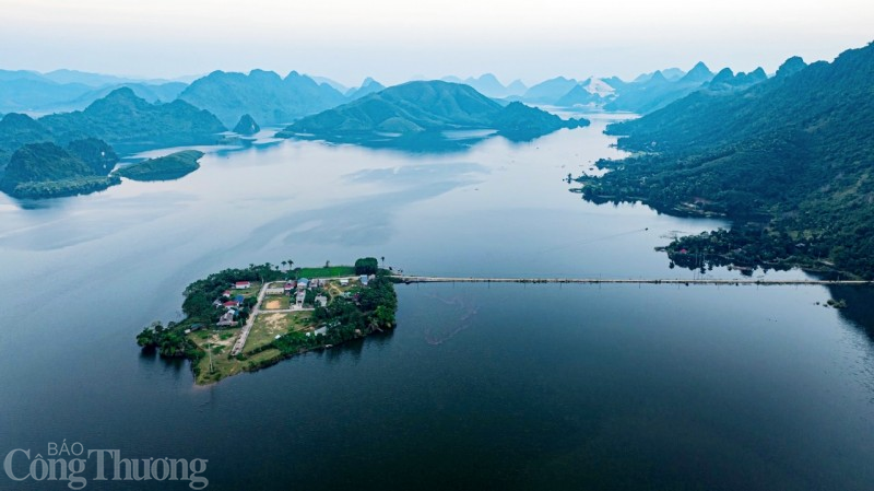 Len lỏi qua các dãy núi đá tới thôn Làng Ven, xã Minh Tiến, huyện Lục Yên, tỉnh Yên Bái có một khu đảo tái định cư ít người biết đến. Len lỏi qua các dãy núi đá tới thôn Làng Ven, xã Minh Tiến, huyện Lục Yên, tỉnh Yên Bái có một khu đảo tái định cư ít người biết đến.