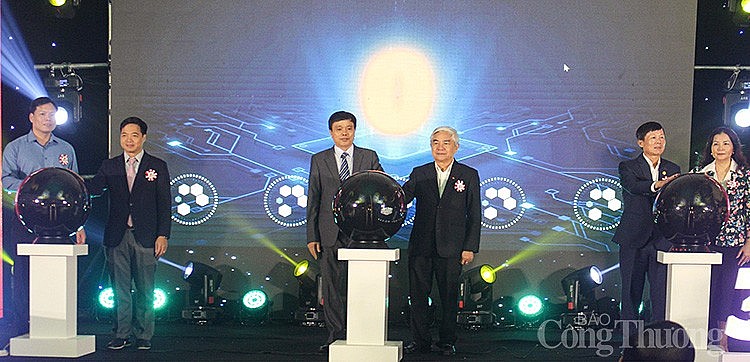 Các đại biểu cùng nhau ấn “Ấn nút khai trương website điều hành và quản lý sản phẩm chuyển đổi số của TOMECO”. 