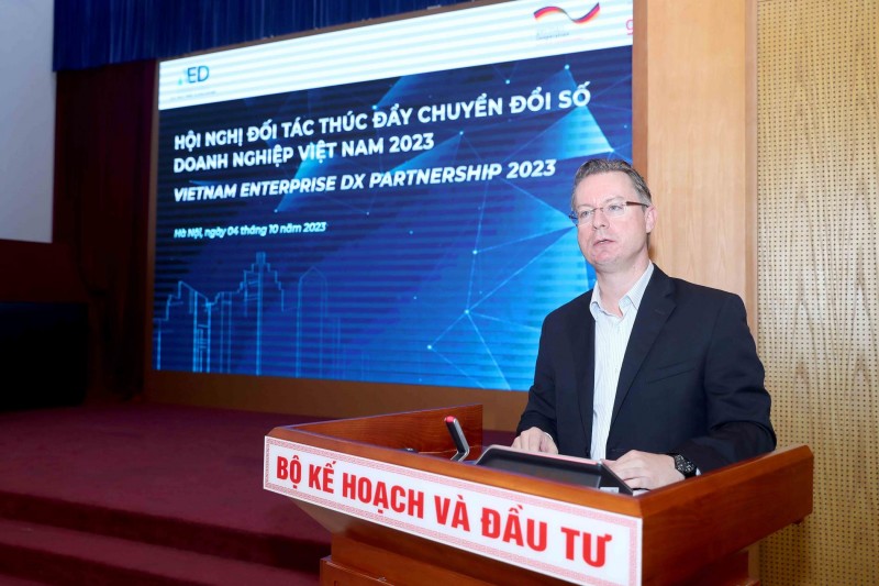 Ông Dennis Quennet, Giám đốc các dự án Phát triển Kinh tế Bền vững, Tổ chức Hợp tác Quốc tế Đức GIZ tại Việt Nam Ông Dennis Quennet, Giám đốc các dự án Phát triển Kinh tế Bền vững, Tổ chức Hợp tác Quốc tế Đức GIZ tại Việt Nam