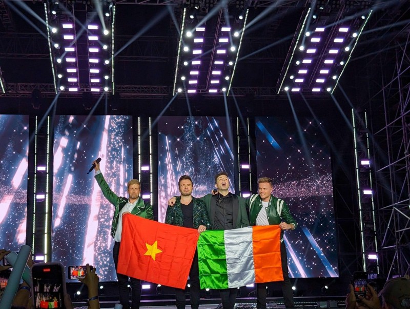 Nhóm nhạc Westlife biểu diễn