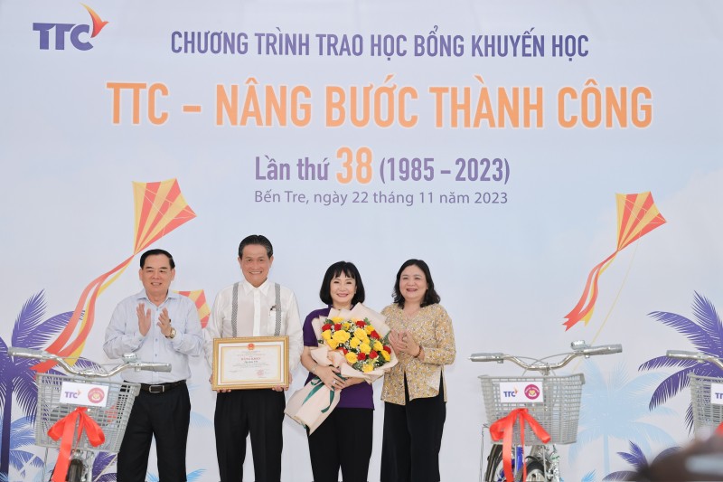 Bà Hồ Thị Hoàng Yến - Phó Bí thư Thường trực Tỉnh ủy, Chủ tịch HĐND tỉnh Bến Tre và ông Trần Ngọc Tam - Phó Bí thư Tỉnh ủy, Chủ tịch UBND tỉnh Bến Tre và đã trao tặng bằng khen cho Tập đoàn TTC vì đã tích cực ủng hộ vật chất tặng học bổng cho học sinh Bà Hồ Thị Hoàng Yến - Phó Bí thư Thường trực Tỉnh ủy, Chủ tịch HĐND tỉnh Bến Tre và ông Trần Ngọc Tam - Phó Bí thư Tỉnh ủy, Chủ tịch UBND tỉnh Bến Tre và đã trao tặng bằng khen cho Tập đoàn TTC vì đã tích cực ủng hộ vật chất tặng học bổng cho học sinh