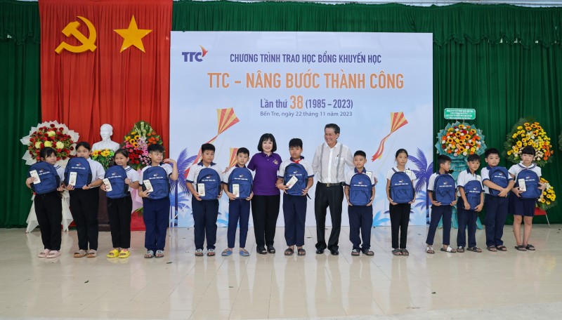 Năm 2023, TTC trao tặng học bổng cho 563 em học sinh tại 10 trường Tiểu học, Trung học cơ sở, Trung học phổ thông thuộc huyện Mỏ Cày Nam và Mỏ Cày Bắc, tỉnh Bến Tre Năm 2023, TTC trao tặng học bổng cho 563 em học sinh tại 10 trường Tiểu học, Trung học cơ sở, Trung học phổ thông thuộc huyện Mỏ Cày Nam và Mỏ Cày Bắc, tỉnh Bến Tre