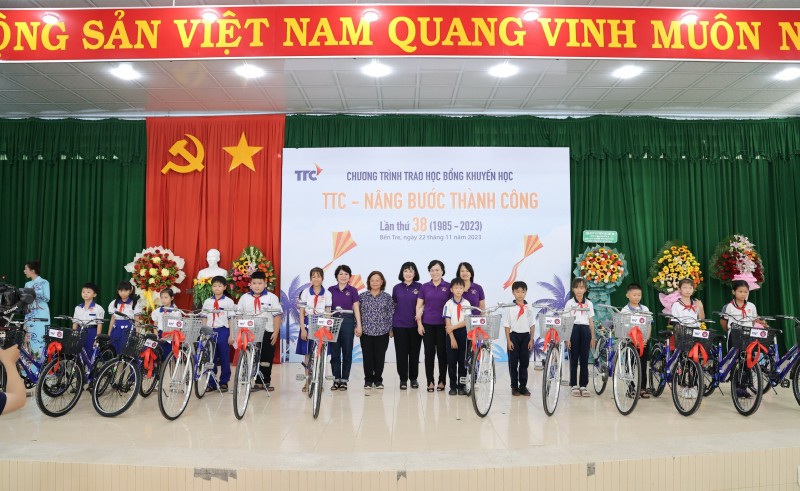 Nhóm thiện nguyện Chia sẻ - Sharing do bà Mai Thị Hạnh - Phu nhân Nguyên Chủ tịch nước CHXHCN Việt Nam Trương Tấn Sang làm đại diện, đồng hành ủng hộ 100 triệu đồng để mua xe đạp với mong muốn giúp con đường đến trường của các em đỡ nhọc nhằn hơn Nhóm thiện nguyện Chia sẻ - Sharing do bà Mai Thị Hạnh - Phu nhân Nguyên Chủ tịch nước CHXHCN Việt Nam Trương Tấn Sang làm đại diện, đồng hành ủng hộ 100 triệu đồng để mua xe đạp với mong muốn giúp con đường đến trường của các em đỡ nhọc nhằn hơn