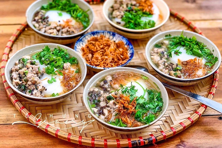 Những bát bánh đúc nóng Hà Nội đầy ắp nhân thịt, mộc nhĩ, hành phi thơm nức chan thêm nước mắm nóng hổi nghi ngút khói đã làm mê lòng biết bao thực khách gần xa Những bát bánh đúc nóng Hà Nội đầy ắp nhân thịt, mộc nhĩ, hành phi thơm nức chan thêm nước mắm nóng hổi nghi ngút khói đã làm mê lòng biết bao thực khách gần xa