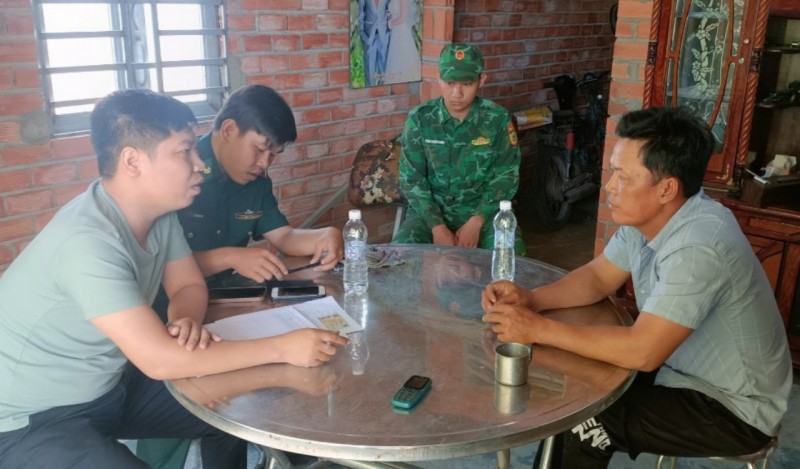 ồ Trần Xuân Nam (phải) bị lực lượng chức năng bắt giữ về hành vi tàng trữ 28 kg pháo nổ ồ Trần Xuân Nam (phải) bị lực lượng chức năng bắt giữ về hành vi tàng trữ 28 kg pháo nổ