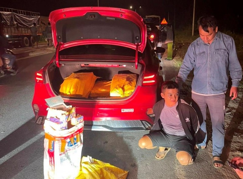 Lê Văn Kiệt (ngồi) bị lực lượng chức năng bắt giữ cùng phương tiện vận chuyển trái phép 160 kg pháo nổ Lê Văn Kiệt (ngồi) bị lực lượng chức năng bắt giữ cùng phương tiện vận chuyển trái phép 160 kg pháo nổ