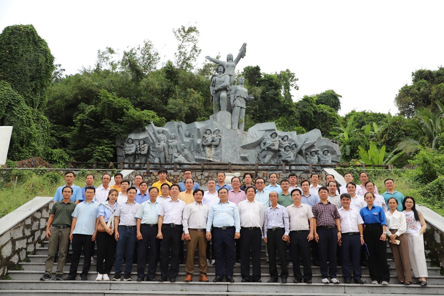 Đoàn công tác chụp ảnh lưu niệm tại Di tích lịch sử Ba Hòn Đoàn công tác chụp ảnh lưu niệm tại Di tích lịch sử Ba Hòn