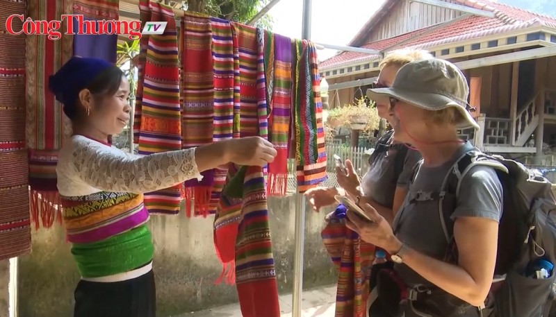 Dệt thổ cẩm và vịt cổ lũng tạo đột phá kinh tế cho người dân Bá Thước Dệt thổ cẩm và vịt cổ lũng tạo đột phá kinh tế cho người dân Bá Thước