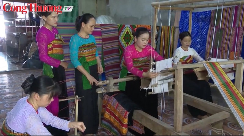 Dệt thổ cẩm và vịt cổ lũng tạo đột phá kinh tế cho người dân Bá Thước Dệt thổ cẩm và vịt cổ lũng tạo đột phá kinh tế cho người dân Bá Thước