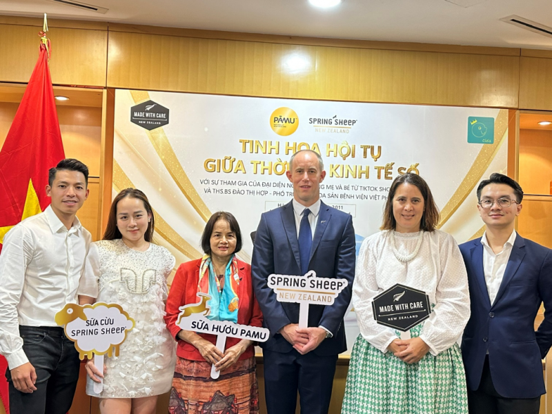 Tổng Lãnh sự quán New Zealand vừa tổ chức sự kiện “Hội tụ tinh hoa trong kỷ nguyên kinh tế số” nhằm tạo điều kiện thuận lợi cho việc phân phối sữa hươu Pamu và sữa cừu cừu Spring sheep New Zealand đến người tiêu dùng Việt Nam Tổng Lãnh sự quán New Zealand vừa tổ chức sự kiện “Hội tụ tinh hoa trong kỷ nguyên kinh tế số” nhằm tạo điều kiện thuận lợi cho việc phân phối sữa hươu Pamu và sữa cừu cừu Spring sheep New Zealand đến người tiêu dùng Việt Nam